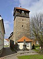 Ostseite der Kirche mit Sakristeianbau und Kriegerdenkmal