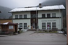 Das Gemeindeamt von Kleinzell an einem nebeligen Tag