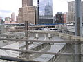 Juni 2005: Blick auf den provi­sorischen Bahnhof in der Baugrube, hinten neues 7 World Trade Center
