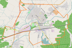 Mapa konturowa Międzyrzeca Podlaskiego, blisko centrum na prawo u góry znajduje się punkt z opisem „Parafia Chrystusa Króla”