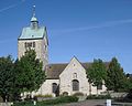 Pfarrkirche St. Marien mit Grabstein und Kruzifix