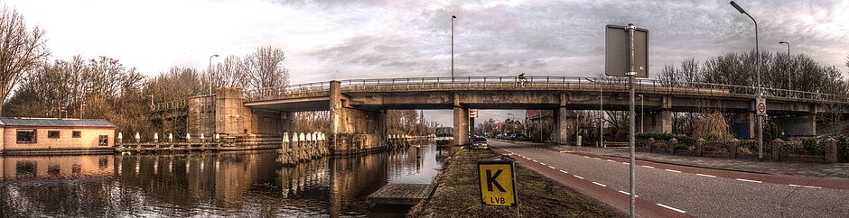 De Oude Haagsebrug, gezien richting het oosten. Amsterdam ligt links, Nieuwe Meer rechts. Februari 2013