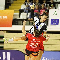 Silvia Arderíus beim Wurf in einem Spiel gegen KH-7 Granollers.