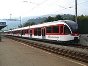 Zentralbahn ABt 8 941 vor Spatz ABe 130 007 in Stansstad kurz nach Ablieferung