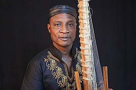 Adjiri Odametey met een kora, 2013