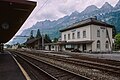 Farbige Fotografie des Bahnhofsgebäudes aus dem Jahr 1970, im Hintergrund die Churfirsten-Kette