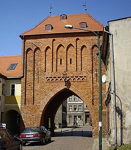 De voorzijde van de Hoge Poort/Polzinerpoort in Białogard