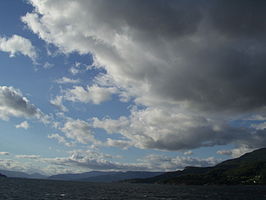 Cumulus fractus (links) met cumulus mediocris (rechts)