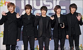 Balról jobbra: Szunghjon, Dzsedzsin, Minhvan, Honggi és Dzsonghun (Seung-hyun, Jae-jin, Min-hwan, Hong-gi és Jong-hoon)