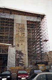 Mit Baugerüst im Jahr 1999