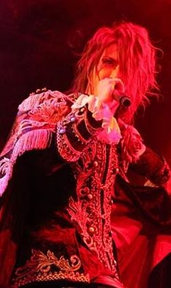 Kamijo 2010-ben a Versailles énekeseként