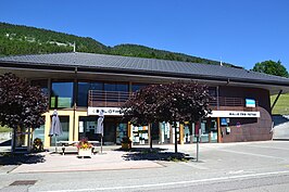 Gemeentehuis, bibliotheek en feestzaal