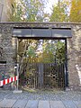 Fabrik, Schornstein und Einfriedung