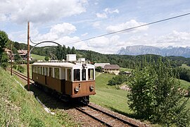 L'automotrice Alioth ex-DFM, in servizio sulla ferrovia del Renon nel 2005