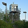 Der vordere Wachtturm aus Stahl, umgeben von starken Scheinwerfern