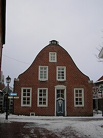 Einfacher glockenförmiger Schweifgiebel, 1777 (Wittmund, Brückstraße 1A[3])