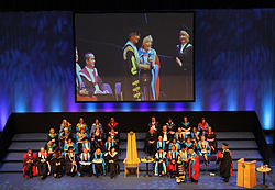 Law átveszi a díszdoktori címet Muhammad Yunus-tól, a glasgow-i Caledonian University kancellárjától (2013)