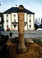 Halbmeilensäule, restauriert und ergänzt auf dem Kirchplatz