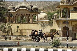 Kanak Vrindavan Outside building along Mansagar Lake