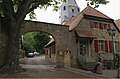 Torwächterhaus mit Torbogen am Eingang zum Amthof