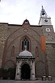 Middeleeuws portaal van de oude Johannes de Doperkerk, opgenomen in de huidige Johannes de Doperkathedraal