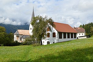Kirche mit Pfarrhof und Pfarrstadel, in dem sich das Römermuseum Teurnia befindet.