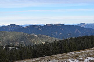 Blick von der Fensteralpe nach Nordosten über die Hochalpe.Links das Rosseck, mittig die Hochalpe im engeren Sinne mit dem flachen Hühnerkogel, den eng zusammenliegenden Gipfeln von Wetterkogel und Herrenkogel sowie rechts (wiederum flach) Bei den drei Pfarren. Der Brucker Hochanger ist verdeckt dahinter, das Rennfeld rechts im Hintergrund gehört bereits zu den Fischbacher Alpen.