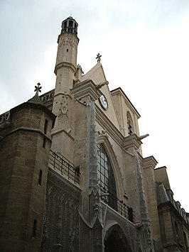 De voorgevel van de kerk