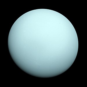 Uranüs Güneş Sisteminin Güneş'ten yakınlık sırasına göre 7. gezegenidir. Çap açısından Jüpiter ve Satürn'den sonra üçüncü, kütle açısından bu iki gezegen ve Neptün'ün ardından dördüncü sırada gelir. Adını Yunan mitolojisi'ndeki gökyüzü tanrısı Uranos'tan (Yunanca'da Οὐρανός, Latinceleştirilmiş şekli ile Uranus) alır. (Üreten: NASA)