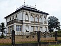 Villa mit Garten, Toreinfahrt und Einfriedung