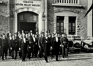 Mustafa Kemal Atatürk ve kadrosu TBMM'den çıkıyor