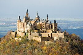 Burg Hohenzollern, ein typisches Beispiel für eine Gipfelburg