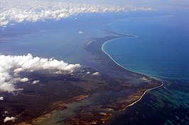 Luchtfoto van Cabo Catoche, met Holbox in de verte.