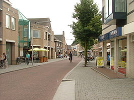 De Dorpsstraat in Rosmalen met links een ingang van de Vreeburgpassage.