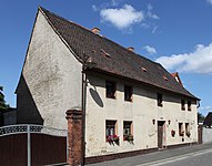 Erhaltenes Wohnhaus (bez. 1598) in unmittelbarer Nähe des ehemaligen Herrenhauses (2012)