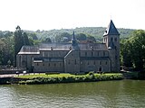 Die Sankt Hadelinus Abteikirche von Hastière