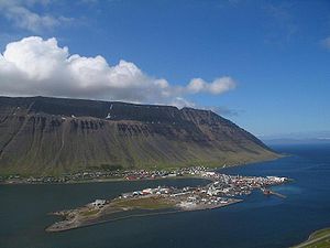 Die Stadt Ísafjörður am Skútulsfjörður, rechts Blick hinaus auf das Ísafjarðardjúp und auf Hornstrandir