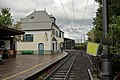 Gelbe Signalfahne zur Sicherung des Bahnübergangs im Oberbozener Bahnhofsbereich