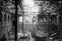 Lichthof im Senckenberg Naturmuseum Frankfurt nach Bombeneinschlag im März 1944