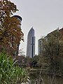 Iris Tower in Brussel gezien vanaf de Kruidtuin