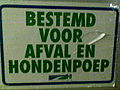 Sticker op vuilnisbak waarin ook hondenpoep gedeponeerd mag worden