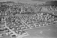 Flyfoto fra 1958 viser nordre del av Træleborg med Vestfold sentralsykehus på høyden et stykke bak jernbanesporet. Foto: Widerøe/Vestfoldmuseene