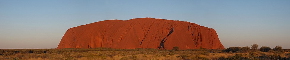 Bức tranh toàn cảnh của Uluru lúc hoàng hôn.