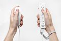 Wii-Fernbedienung, die die Bewegung mittels Beschleunigungssensoren erfasst
