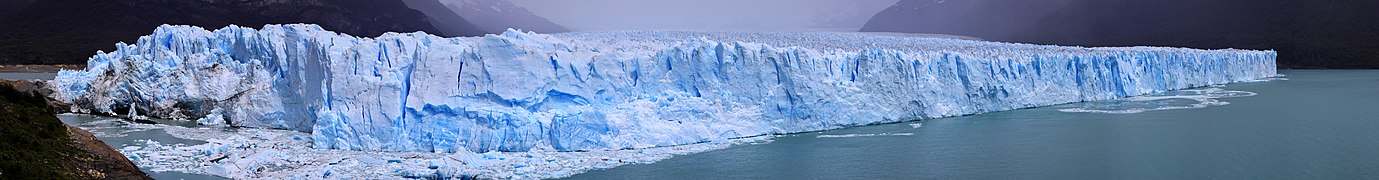 Perito Moreno Buzulu, Los Glaciares Ulusal Parkı, Santa Cruz. En çok ziyaret edilen buzullardan biri olan Perito Moreno, 1981 yılında UNESCO tarafından Dünya Mirası olarak listelenmiştir.[30]