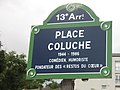 Schild an der Place Coluche in Paris