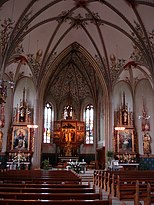 Pfarrkirche St. Joseph: Aussen- und Innenansicht