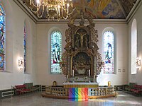 Dekoration im Altarraum anlässlich der Oslo Pride 2023