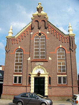 Voorzijde van de kerk