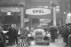 Opel-Stand auf der 21. Internationalen Automobilausstellung im November 1928 in Berlin mit dem 24/110 PS „Regent“-Achtzylinderwagen